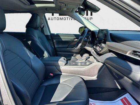 Used 2021 Toyota Highlander XLE image 27