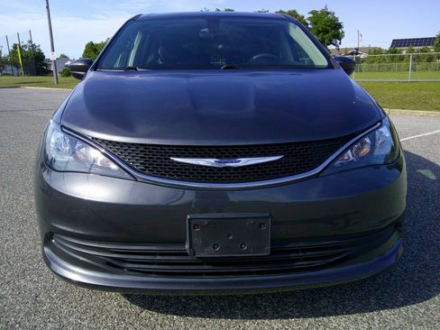 Used 2017 Chrysler Pacifica LX FWD image 5