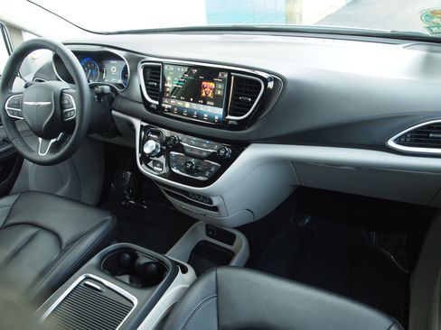 Used 2024 Chrysler Pacifica Touring-L FWD image 29