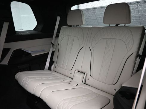 Used 2025 BMW X7 M60i image 34