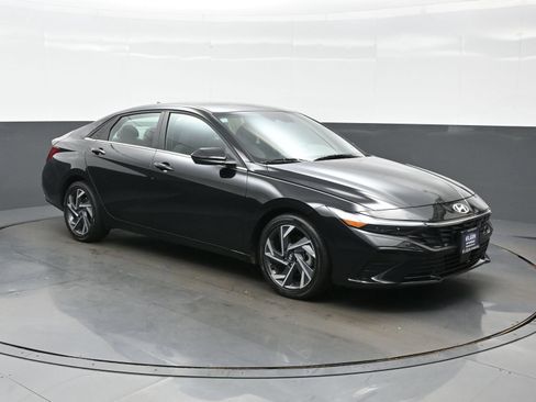 Used 2025 Hyundai Elantra SEL w/ Cargo Package FWD image 8
