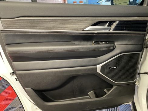 Used 2024 Jeep Wagoneer Series II w/ Flexible Seating Group RWD image 17