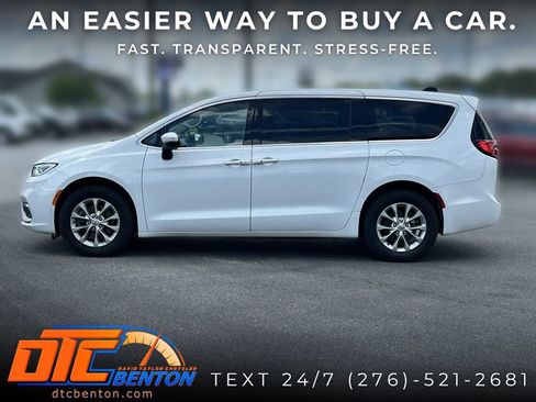 Used 2023 Chrysler Pacifica Touring-L AWD/4WD image 3