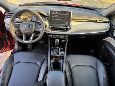 Used 2025 Jeep Compass Limited image 18