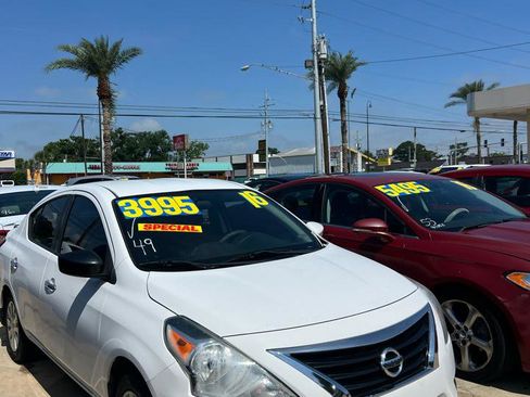 Used 2016 Nissan Versa SV FWD image 2