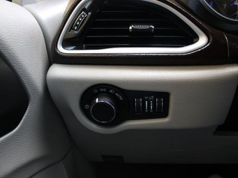 Used 2020 Chrysler Voyager LX image 23