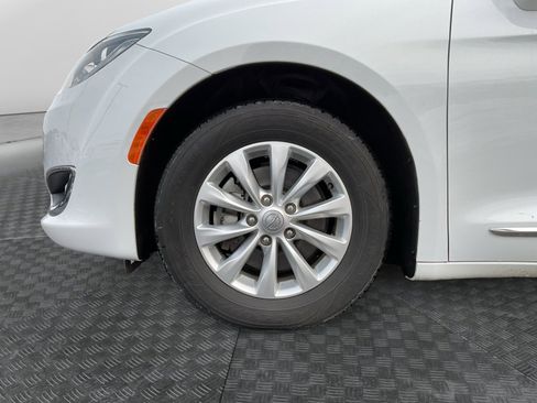 Used 2018 Chrysler Pacifica Touring-L image 14