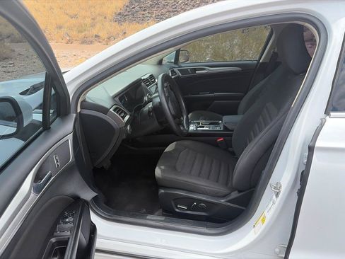 Used 2018 Ford Fusion SE w/ Fusion SE Technology Package FWD image 9