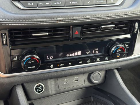 Used 2021 Nissan Rogue SV w/ Premium Package image 23