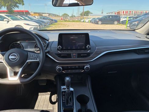 Used 2025 Nissan Altima 2.5 SV FWD image 14