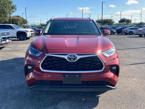 Used 2024 Toyota Highlander XLE FWD image 2