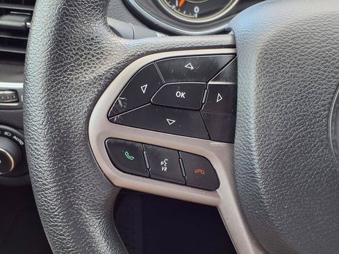 Used 2019 Jeep Cherokee Latitude w/ Popular Appearance Group FWD image 18