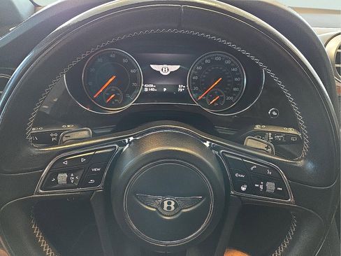 Used 2018 Bentley Bentayga image 24