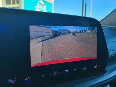 Used 2025 Chevrolet Traverse LT image 26