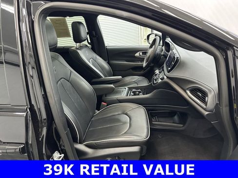 Used 2025 Chrysler Pacifica Limited image 15