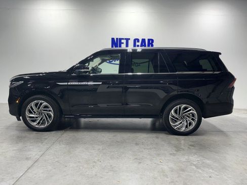 Used 2025 Lincoln Navigator Reserve AWD/4WD image 3
