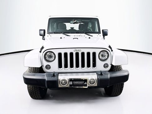 Used 2018 Jeep Wrangler Unlimited Sahara w/ Connectivity Group image 2