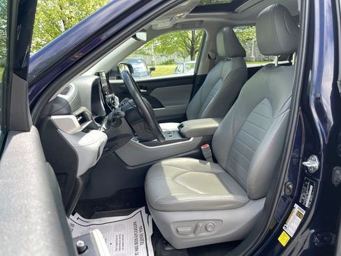 Used 2023 Toyota Highlander XLE AWD/4WD image 14
