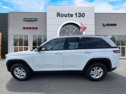 Used 2023 Jeep Grand Cherokee Laredo AWD/4WD image 5