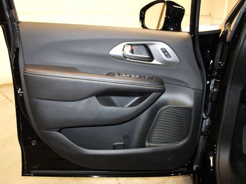 New 2026 Chrysler Pacifica Select w/ S Appearance Package image 23