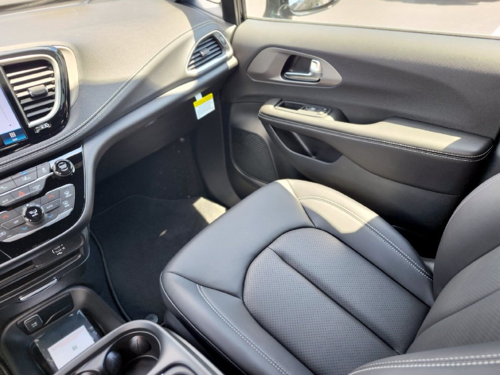 New 2027 Chrysler Pacifica Select AWD/4WD image 15