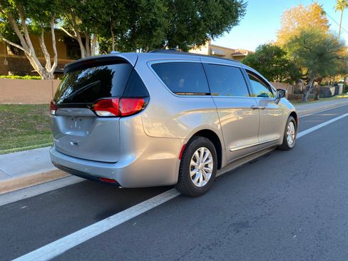 Used 2017 Chrysler Pacifica Touring-L image 3