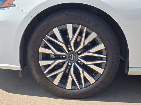 Used 2025 Nissan Altima 2.5 SV FWD image 27