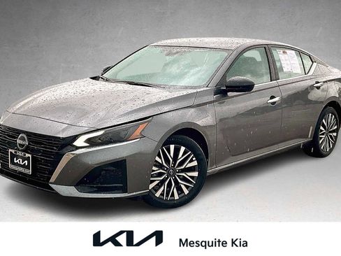 Used 2025 Nissan Altima 2.5 SV image 1