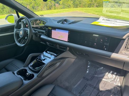 New 2025 Porsche Cayenne S image 18