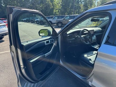 Used 2021 Ford Explorer XLT w/ Equipment Group 202A RWD image 11