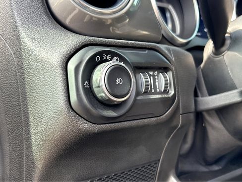 Used 2019 Jeep Wrangler Unlimited Sahara AWD/4WD image 12