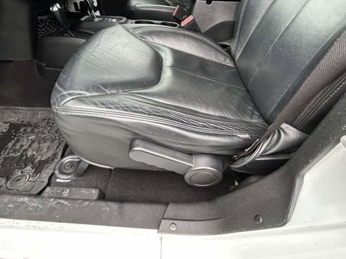 Used 2017 Jeep Wrangler Unlimited Sahara w/ Connectivity Group image 17