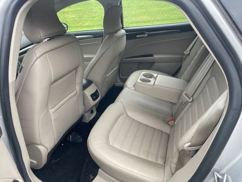 Used 2017 Ford Fusion SE w/ Fusion SE Technology Package FWD image 8
