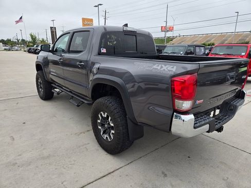 Used 2017 Toyota Tacoma TRD Off-Road w/ Tow Package (A/T) image 4