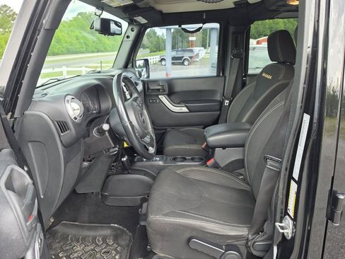 Used 2015 Jeep Wrangler Unlimited Sahara w/ Connectivity Group AWD/4WD image 3