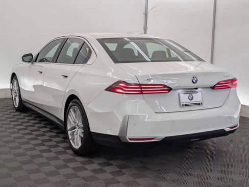 Used 2025 BMW 530i xDrive w/ Premium Package image 4