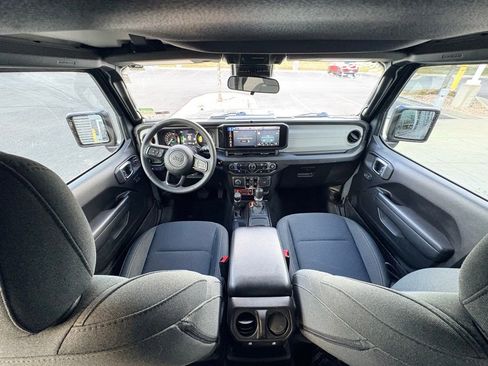 Used 2024 Jeep Wrangler Unlimited image 14