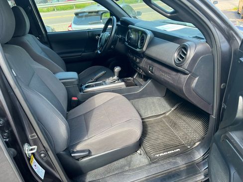 Used 2017 Toyota Tacoma TRD Off-Road image 57