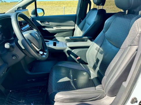 Used 2023 Toyota Sienna XSE image 11