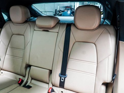 Used 2023 Porsche Cayenne Coupe image 42