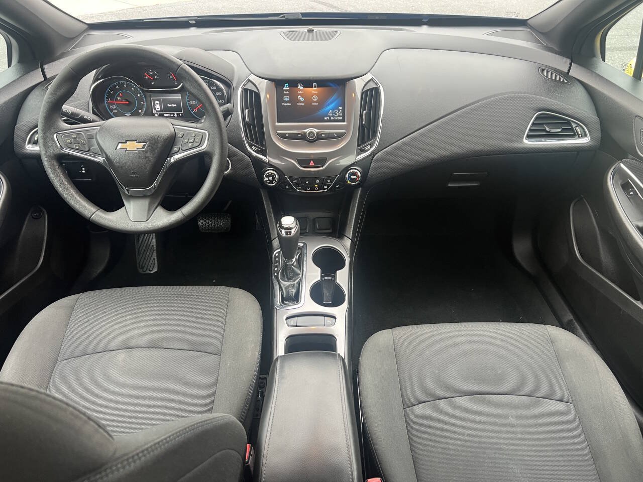 Used 2017 Chevrolet Cruze LT w/ Convenience Package FWD image 16