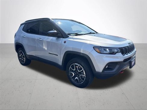 Used 2025 Jeep Compass Trailhawk AWD/4WD image 4