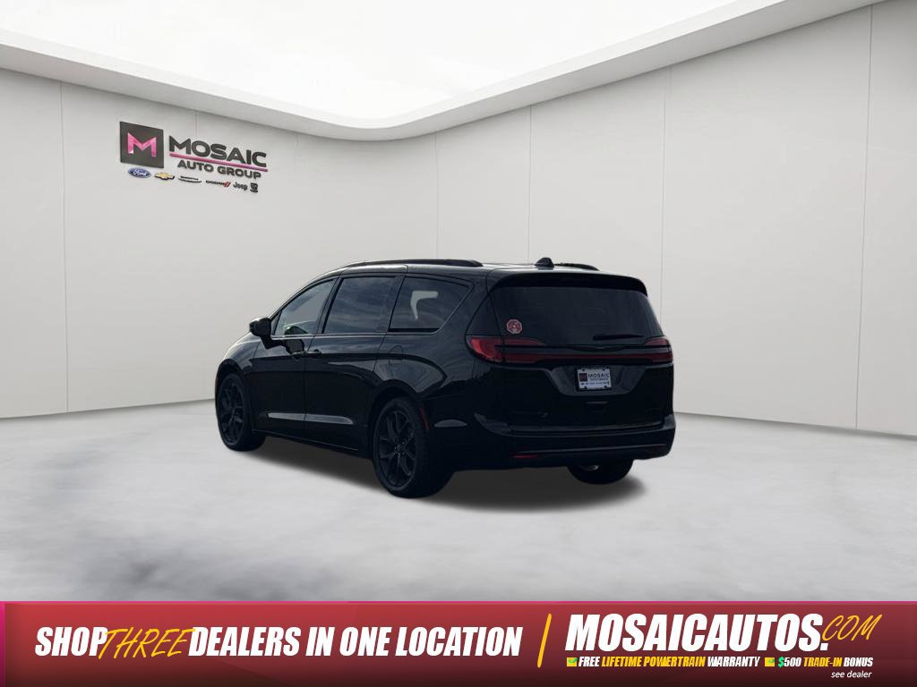 Used 2025 Chrysler Pacifica Limited FWD image 5