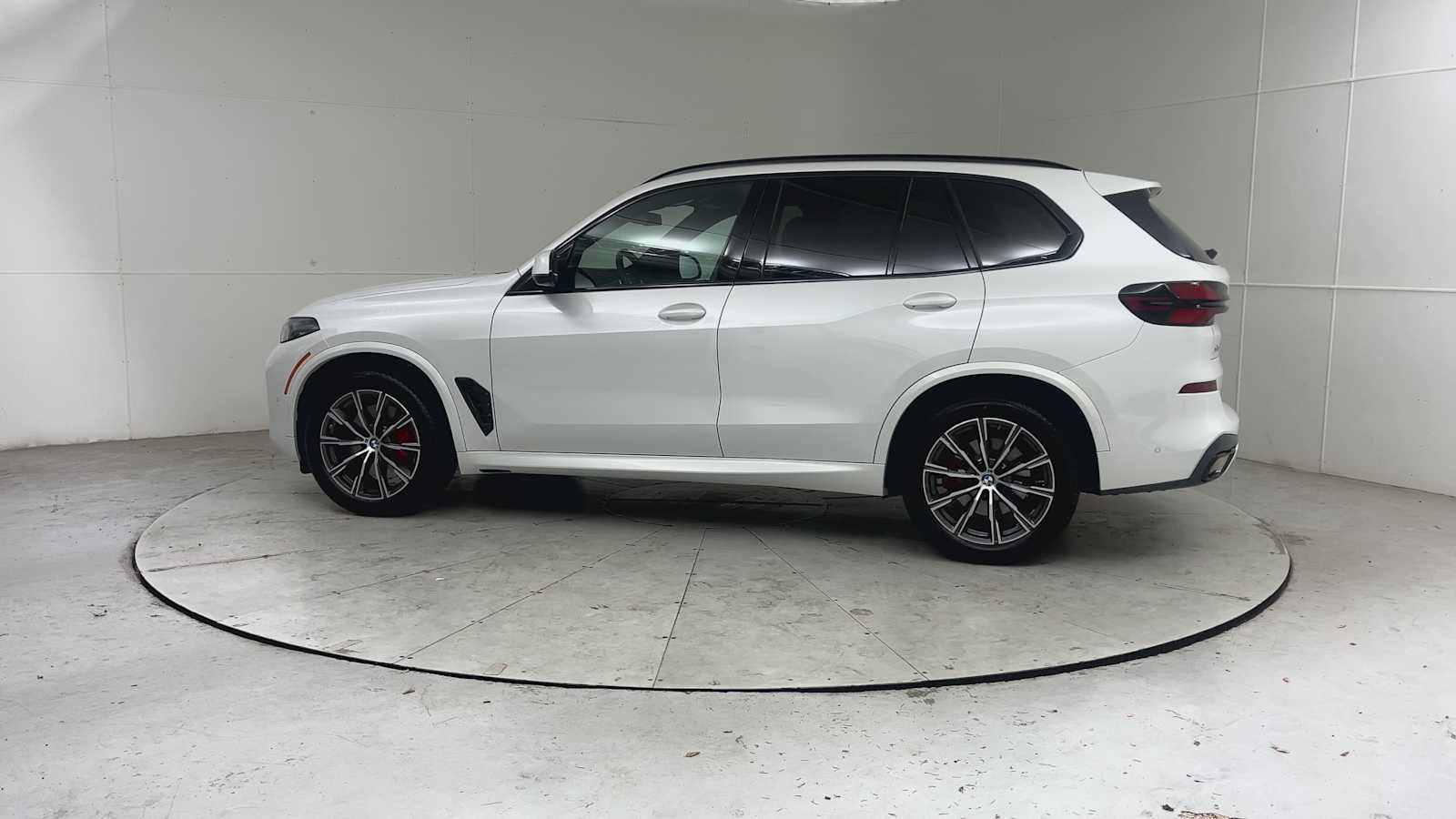 Used 2025 BMW X5 xDrive40i w/ M Sport Package AWD/4WD image 4