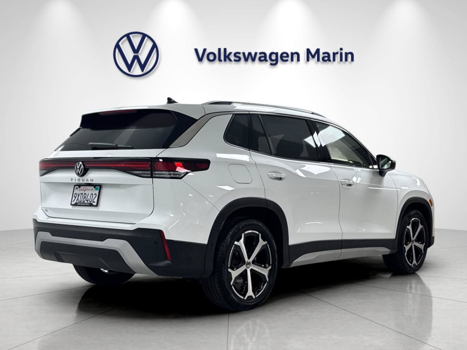 Used 2026 Volkswagen Tiguan SE w/ Panoramic Sunroof Package FWD image 5