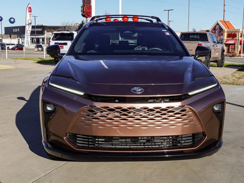 Certified 2025 Toyota Crown Signia image 3