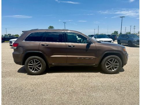 Used 2020 Jeep Grand Cherokee Laredo w/ 18" Wheel & 8.4" Radio Group image 5
