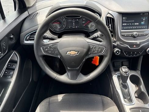 Used 2018 Chevrolet Cruze LT FWD image 14