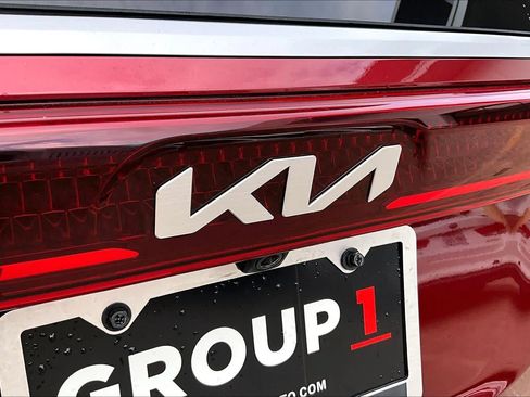 Used 2024 Kia Carnival LX FWD image 10