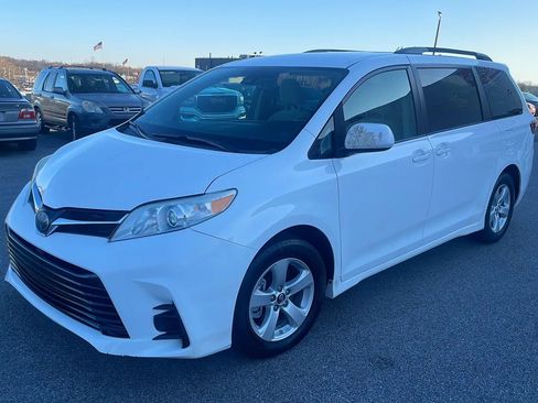 Used 2018 Toyota Sienna LE image 1